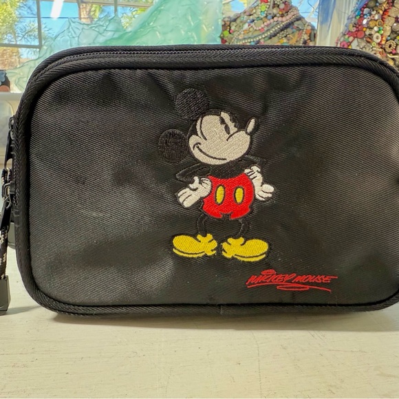 Walt Disney World Park
Mickey Mouse Embroidered
Fanny Pack Black Classic Mickey - Picture 11 of 11